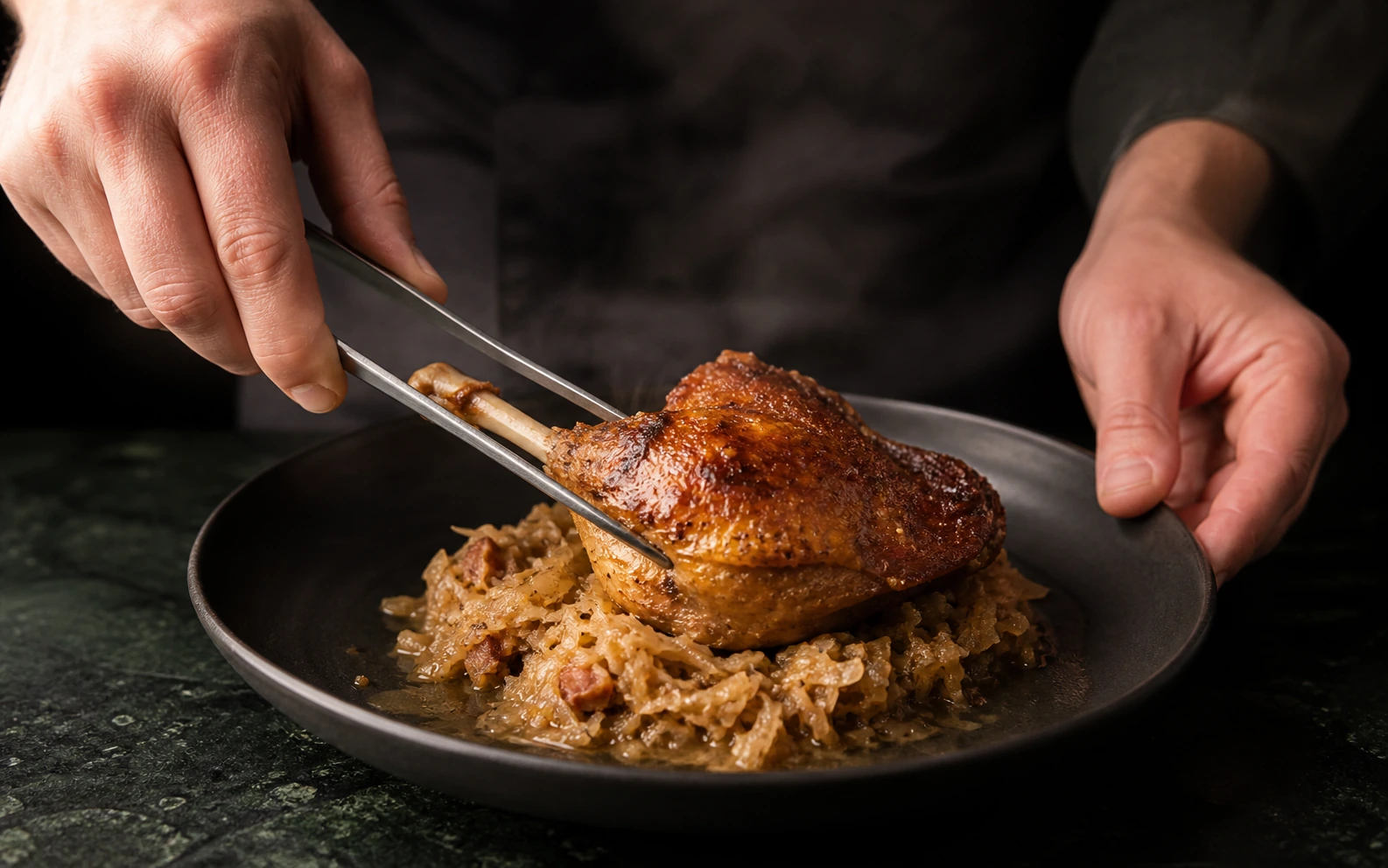 Confit de pato crujiente colocado sobre una ración de col fermentada cocinada